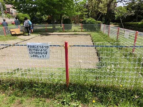安全用の柵が設けられた砂場
