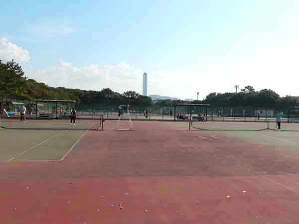 ポートタワーが望めるテニスコート
