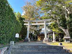 樹木に囲まれた六所神社の鳥居と本殿
