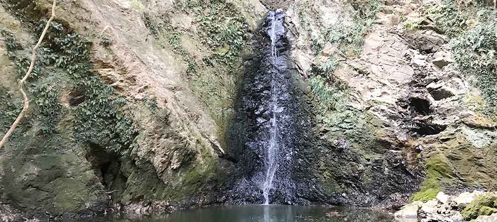 崖に沿って流れる滝の水