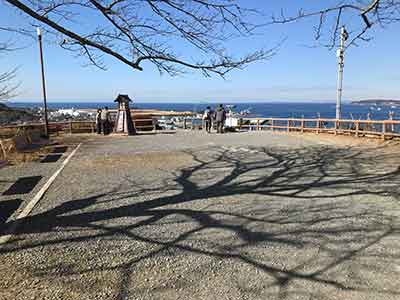 館山城の展望台から海を眺める観光客