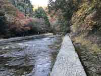 川に設置された石の橋