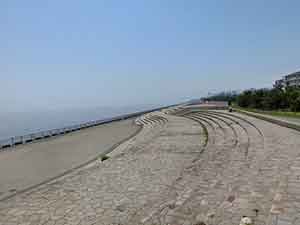 潮風を楽しめる歩道