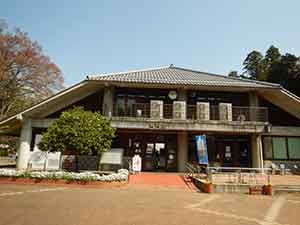 売店やキッズルームもある資料館