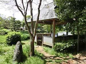日差しや雨よけになるあずまや