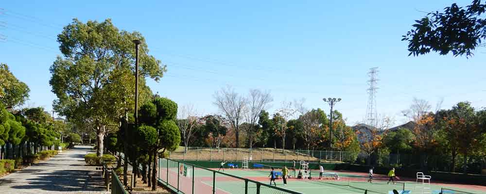 有吉公園のテニスコートと遊歩道