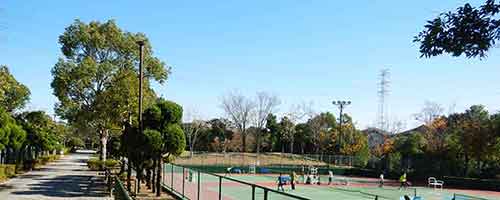 有吉公園のテニスコートと遊歩道
