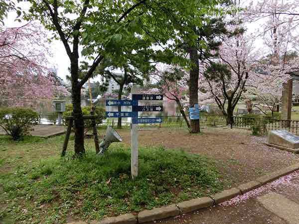 分岐点にある案内標識