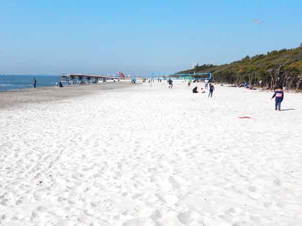 真っ白ないなげの浜のビーチ