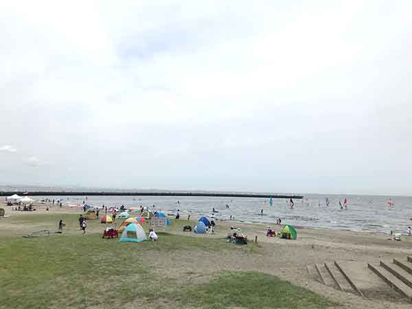 検見川の浜のビーチを拠点に遊んでいる人たち