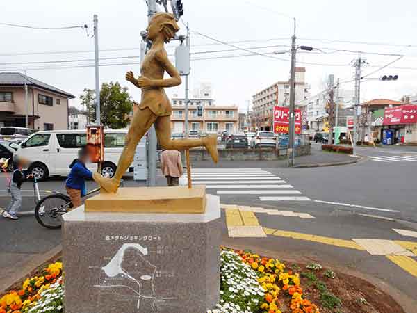 京成佐倉駅付近に置かれたマラソン選手の銅像