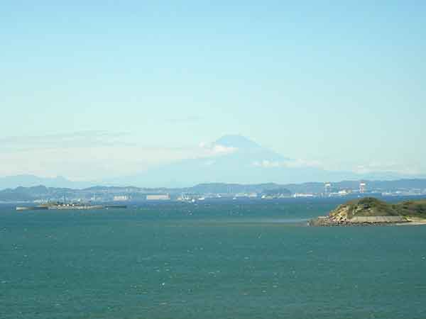高所から望む海堡とその先の富士山
