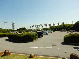 海浜公園の駐車場から望む展望塔