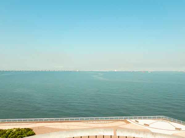 展望塔から見た東京湾と京浜工業地帯