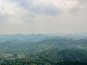 遠くから見た鹿野山と九十九谷