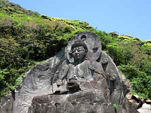 岩を削って造られた巨大な仏像