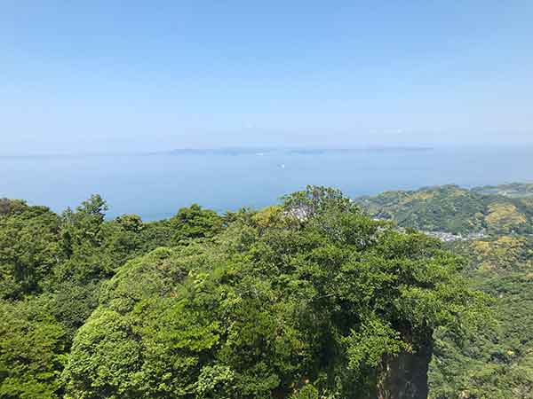 崖の先から見た東京湾