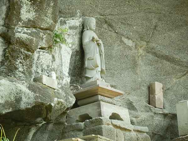 高台に佇む聖徳太子像