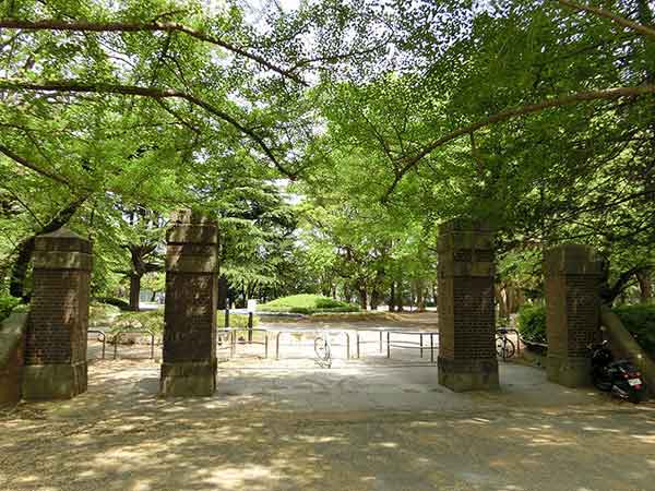 昭和初期の雰囲気が漂う門