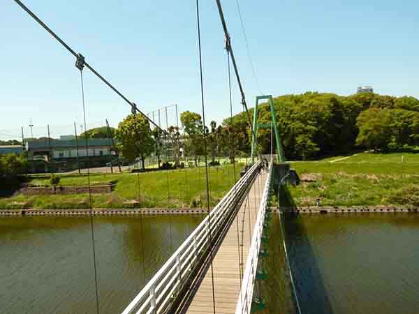 川にかかる吊橋