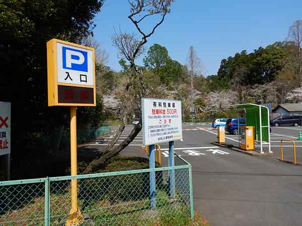 成田山公園横の駐車場入口