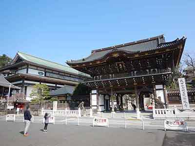 成田山の総門と観光客
