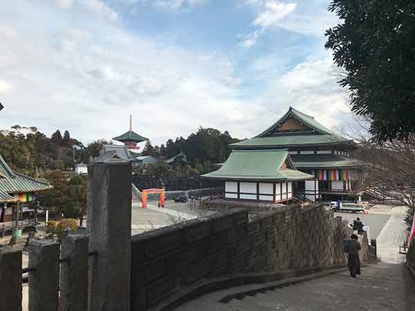 出世稲荷から成田山新勝寺大本堂への階段