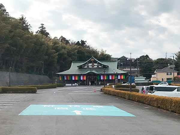 成田山の交通安全祈祷殿と駐車場