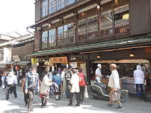 成田山の表参道のうなぎ料理店前に並ぶ人