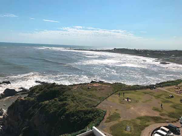 灯台頂上から見た荒い波の風景