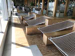 展望も楽しめるハンモックベンチ
