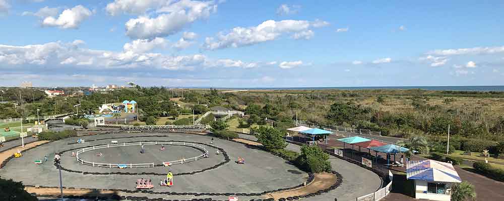 蓮沼海浜公園の展望塔から望む海と円形広場