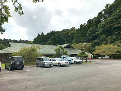 文化のさとセンター周辺の森林と広場
