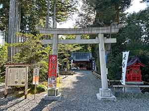 国吉神社の鳥居と間から見える本殿
