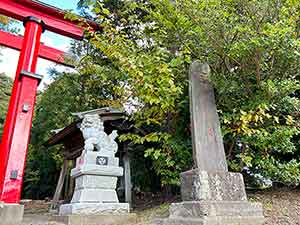 狛犬と玉前神社の神社名碑