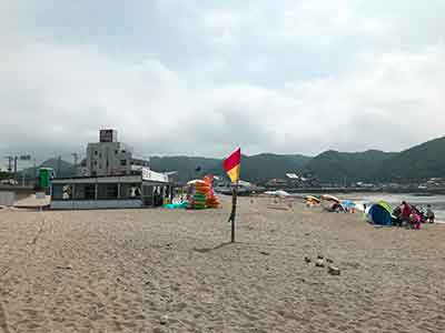 内浦第二海水浴場の遊泳可能エリアを示す旗