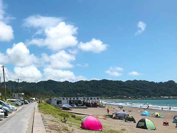 岩井海岸にテントを建てる海水浴客と巨大な海の家