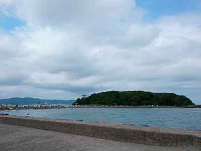 沖ノ島海水浴場で楽しんでいる観光客