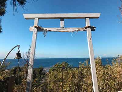霊峰富士崇拝所の鳥居から望む海