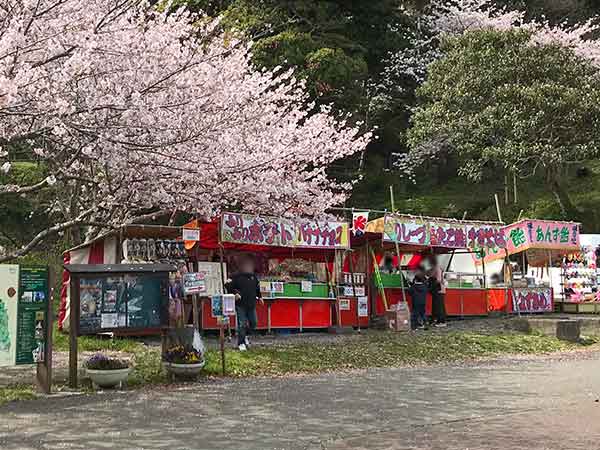 桜の木の下に店を構える屋台。