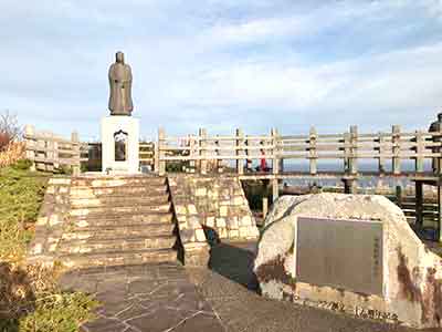 八幡岬展望台の於万の方の像