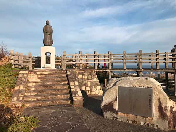 八幡岬公園の於萬の方の像