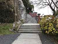 右手に絶景が見える遠見岬神社の階段