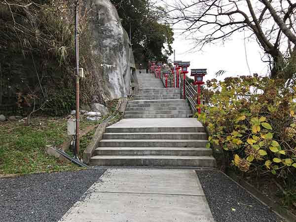 右手に絶景が見える遠見岬神社の階段