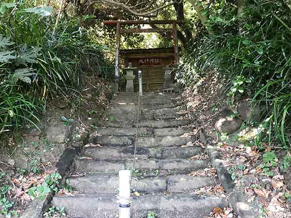 階段の奥に見える大杉神社の鳥居