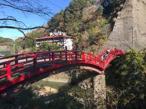 紅葉の景色と赤い観音橋