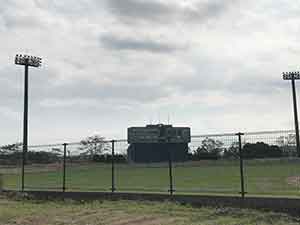 野球場の外野席とナイター設備