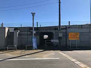 海岸から道路側に通じるトンネル