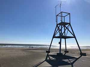 監視タワーと白里海岸の砂浜