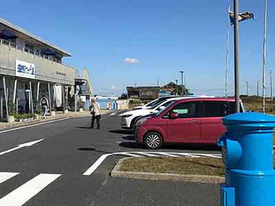 海の駅九十九里の入口と駐車場と青いポスト